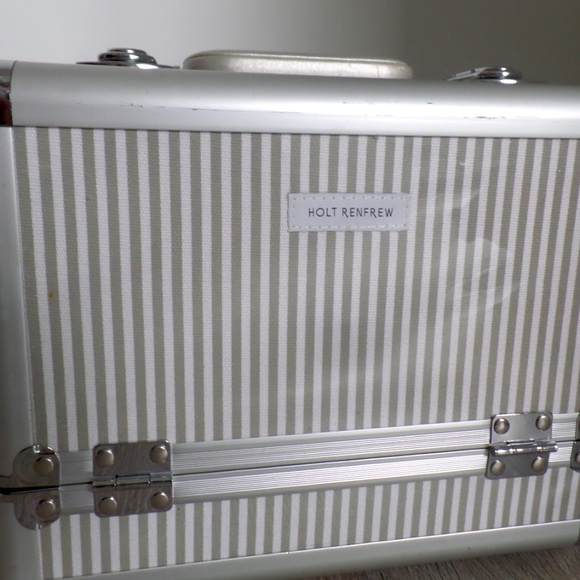 Holt Renfrew Professional Makeup Case - Picture 3 of 6